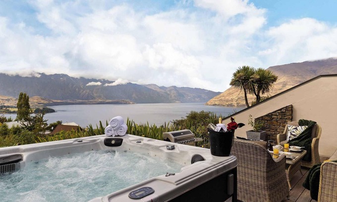 Fernhill Maison | ALPINE GOLD INCREDIBLE LAKE VIEWS QUALITY SPA