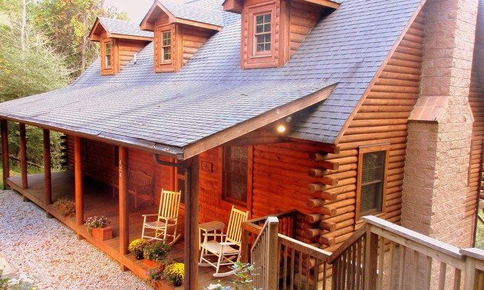 Seven Devils Cabine | ALPINE LOG CABIN / COSY, CONFORTABLE, MODERN / BLUE RIDGE MOUNTAINS PRÈS DE BOONE N.C.