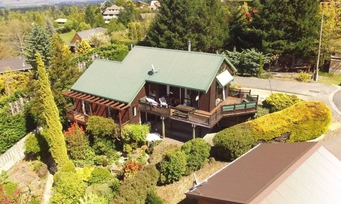 Hanmer Springs Chalet De Ski | Alpine retreat - perfect for couples or families. Cute, quiet, quaint.
