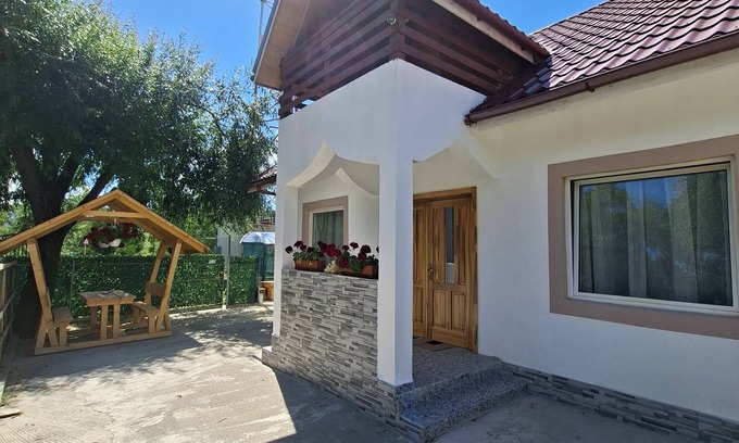 Piatra Neamt Maison | Altan's Gold– Perfect for Family & Friends