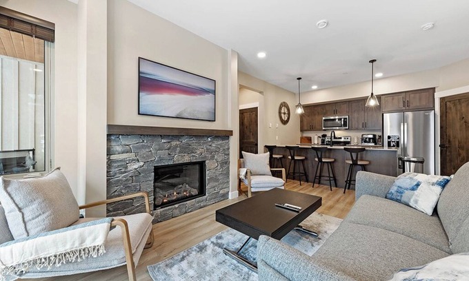 Sun Peaks Copropriété | Altitude 25: Modern 2BDRM Condo w/Private Hot Tub