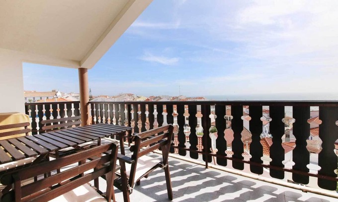 Ericeira Appartement | Alto da Pirica 2: Top floor apartment in the center, terrace, sea view & barbecue