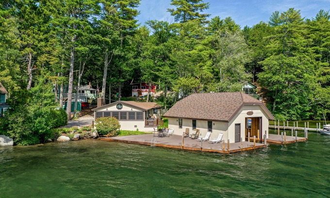 Alton Bay Maison | Alton Bay Waterfront Home with restored Boathouse and Gorgeous Sunsets