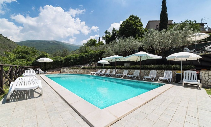 Bovara Maison | Alvavista2 apartment with pool, 20 minutes' drive from the center of Assisi.