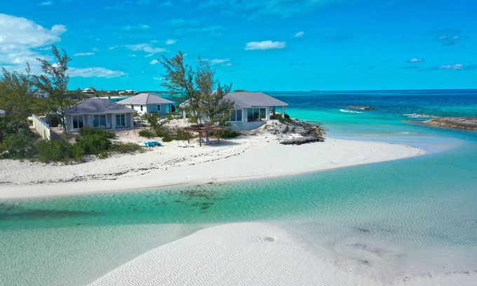 William's Town Maison | Always Calm Beach. No Estate like this in Exuma! Brand New on protected sand bar