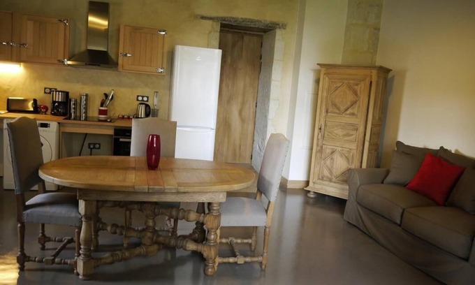 Monts-sur-Guesnes Maison | Aménagé dans le Château, le gîte Brilhac est accessible à tous