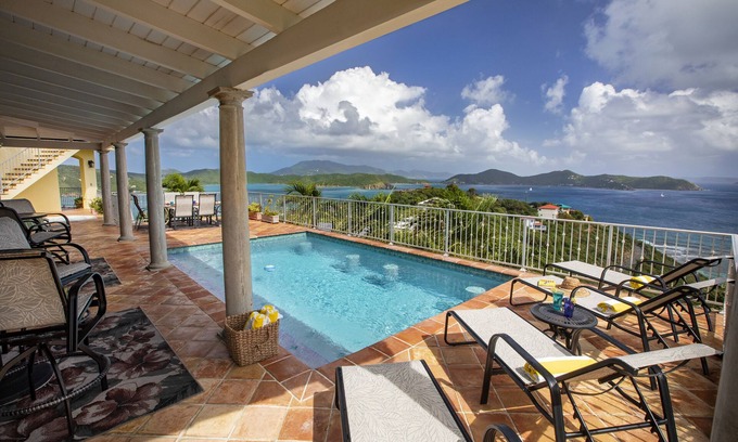 Estate Saint Quaco and Zimmerman Maison | Amarilla Villa possède une magnifique piscine et un spa avec une vue panoramique