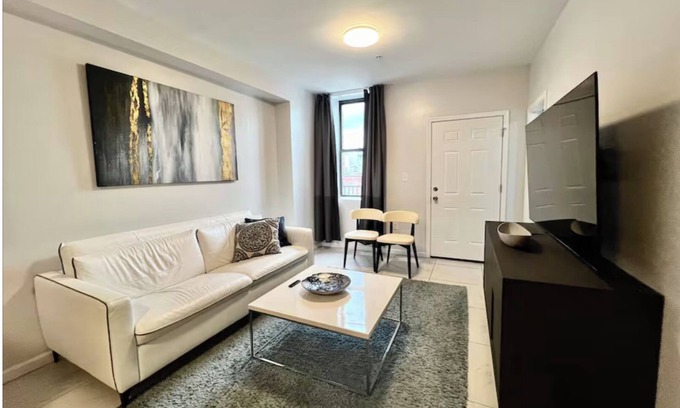 Chinatown Appartement | Amazing 2Bd Apt with Prime Location! Steps from the Convention center