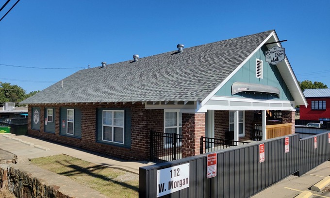 Tahlequah Maison | Amazing 3 Bed 2 Bath Downtown Cabin! Huge Fenced Patio, Walkable, Wifi +
