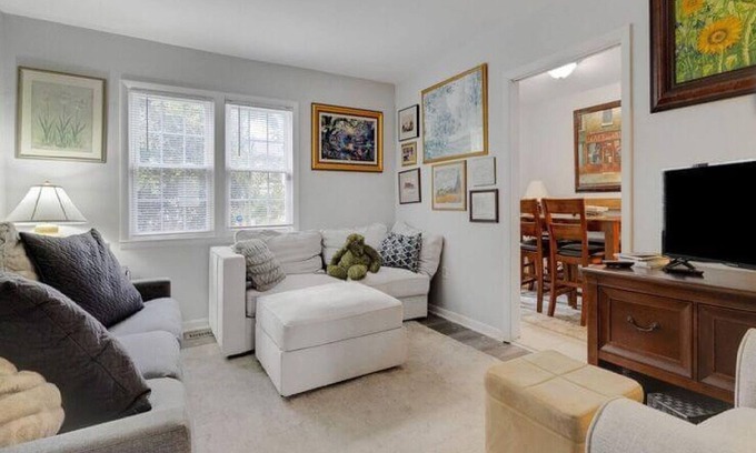 Franconia Maison | Amazing 3-bedroom townhome with AC in Alexandria. Walk to metro. Park two cars!