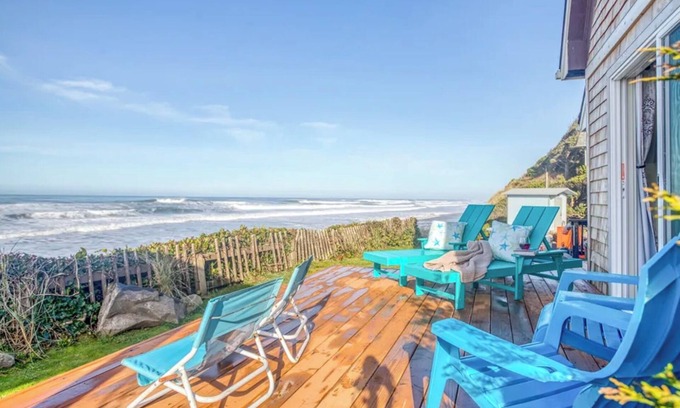 Lincoln City Maison | Beautifully renovated 4 bedroom beach front home! w/stairs to beach Pets-ok!
