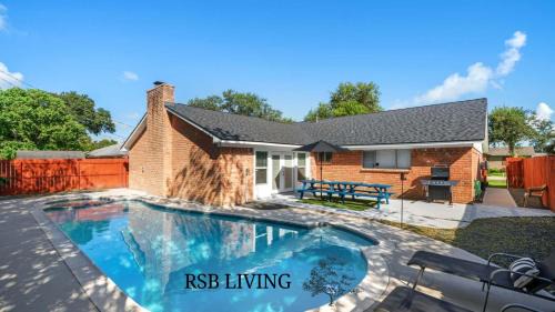 Texas City Maison | Amazing 4BR 2BA Winter Home with Pool & Game-Movie Room