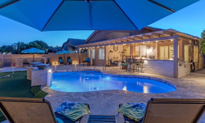 Arrowhead Ranch Maison | AMAZING: 50+ 7 Day Min, Pvt Htd POOL, Putt Green, Pool Table, Hikers/Bikers/Golfers Oasis