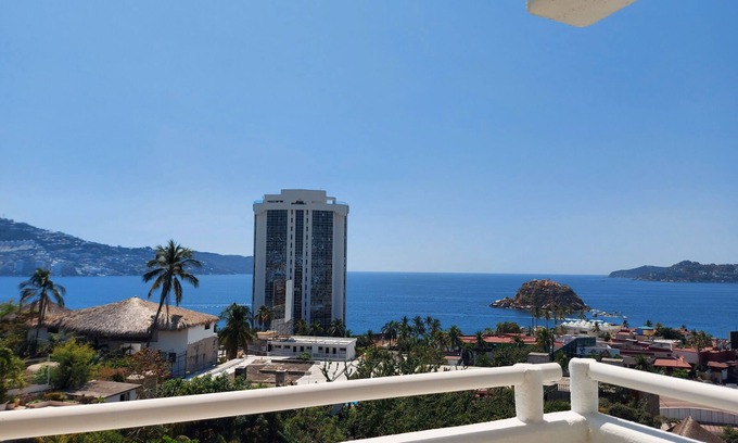 Farallon Appartement | Amazing Acapulco bay view apartment with pool - near the beach