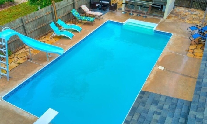 Oklahoma City Maison | Amazing Amelia King size beds and Pool