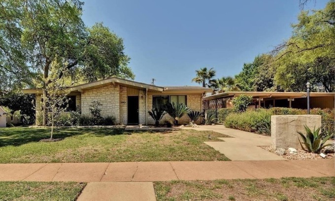 Tarrytown Maison | Amazing and centrally located summer oasis with a Mid-century modern feel