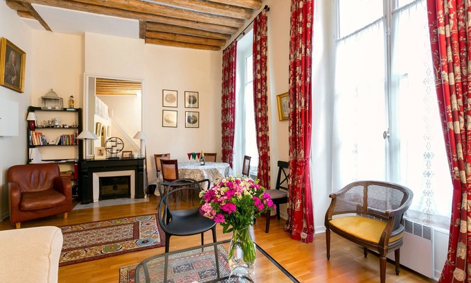 Quartier de la Place-Vendome Appartement | Magnifique appartement avec mezzanine et des tonnes de charme par le Louvre et le Jardin des Tuileries!