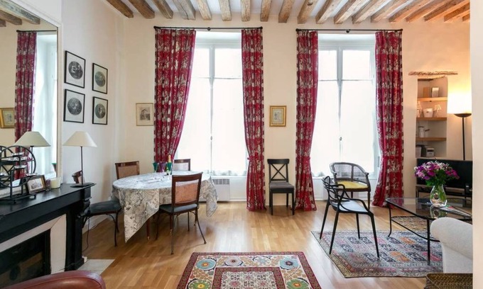 Quartier de la Place-Vendome Appartement | Magnifique appartement avec mezzanine et des tonnes de charme par Le Louvre et le Jardin des Tuileries!