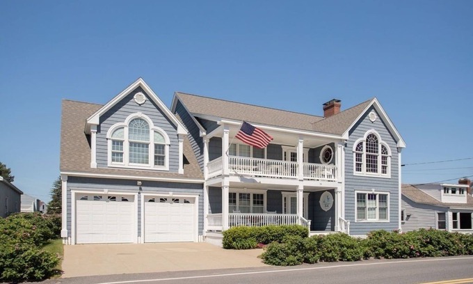 Wells Beach Maison | Amazing Beach House! 5 Bedroom across the Ocean!