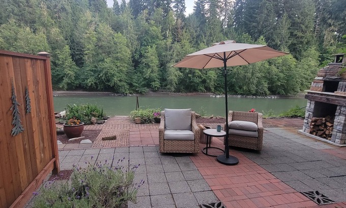 Castle Rock Maison | Amazing Beach & Waterfront in 2-bedroom Cottage on Toutle River Castle Rock Wa