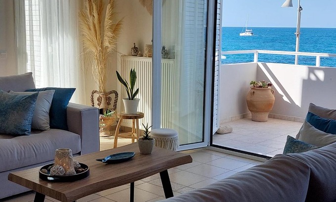 Hersonissos Centre Appartement | Amazing Beachfront Apartment in Hersonissos