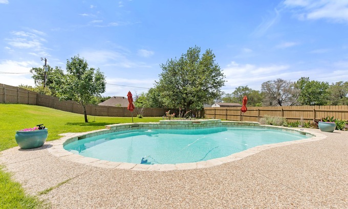 Granbury Maison | Amazing Brick Home, Pool, Covered Patio, Garden, Community Ramp (5mins 2 Square)