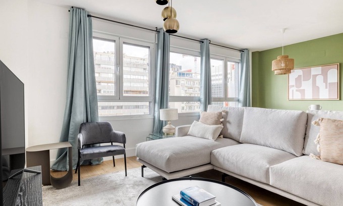 Chamberi Appartement | Amazing Chamberí 3BR+Gym & Pool, in the Business District, by Blueground