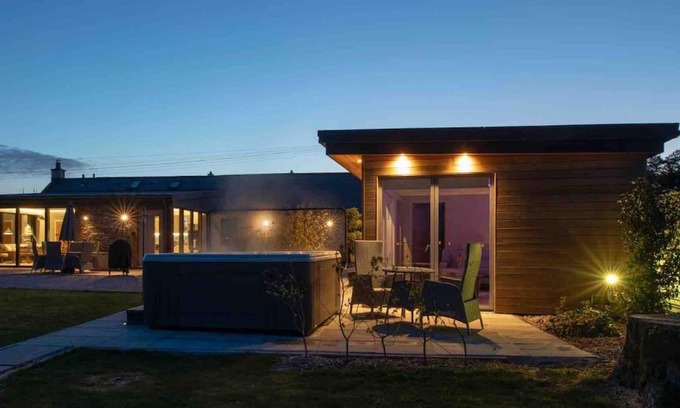 Dumfries Appartement | Amazing Cottage & detached Annex sleeps 8, Extra Deep Hot tub, Super Fast wifi, New for 2024 is the addition of Wood Fired Sauna