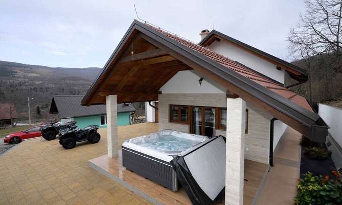 Krasno Polje Villa | Maison Krasno avec bain à remous et quads