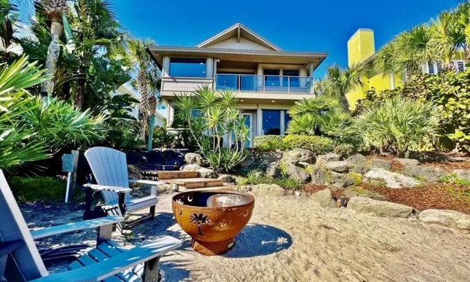 Colin Park Maison | Amazing Direct Oceanfront 4BR/5BA Iconic North Beach Pool Home