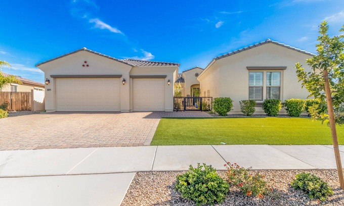 San Tan Valley Maison | AMAZING EXECUTIVE STYLE HOME / MASTERPLAN COMMUNITY /COMMUNITY LAKE/ POOLS
