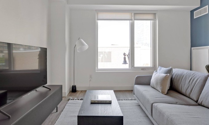 West Fens Appartement | Amazing Fenway Studio w/ W/D, Conc, & Gym, near T, by Blueground