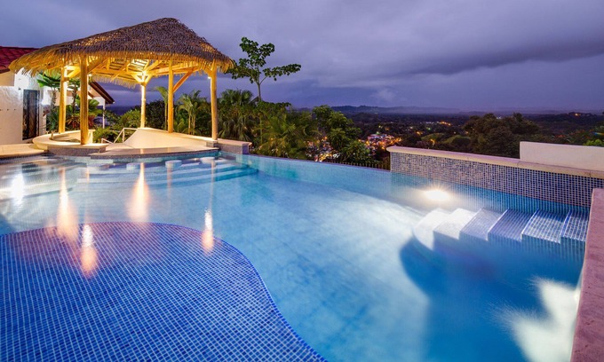 El Cerro Maison | NOUVELLE LISTE, Incroyable Hillside Home, récemment rénovée avec piscine privée à débordement
