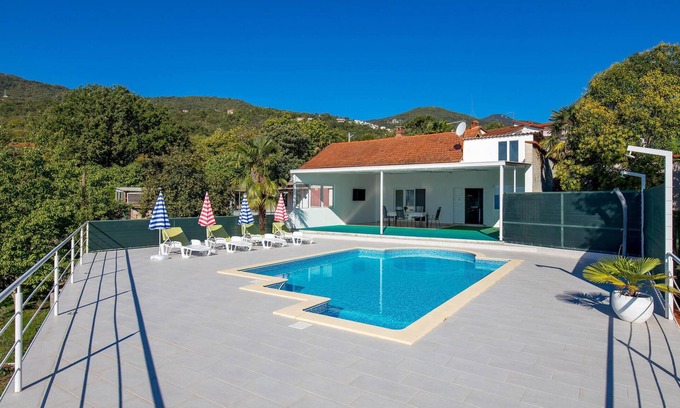 Ika Maison | Superbe maison à Ika avec vue sur la.
