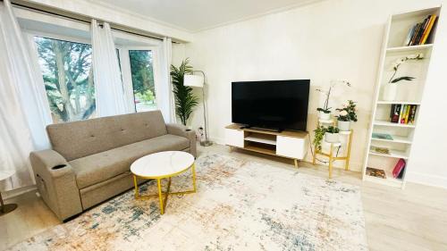 Toronto Appartement | Amazing Home Near Toronto Airport with 2 Parking