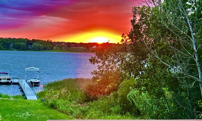 Rush City Maison | AMAZING LAKE HOUSE 1 hour from cities, Goose Lake, "Where up North starts."