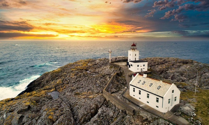 Austevoll Municipality Appartement | Amazing lighthouse in the middle of the sea! Experience wild Norwegian nature!