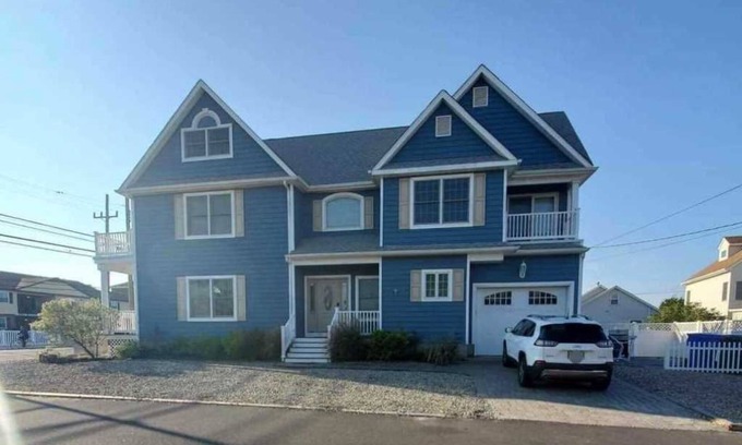 Normandy Beach Maison | Amazing Loctaion! One Block from the Beach!