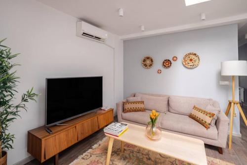 Macka Appartement | Amazing Luxury Duplex High Ceiling Patio! #403