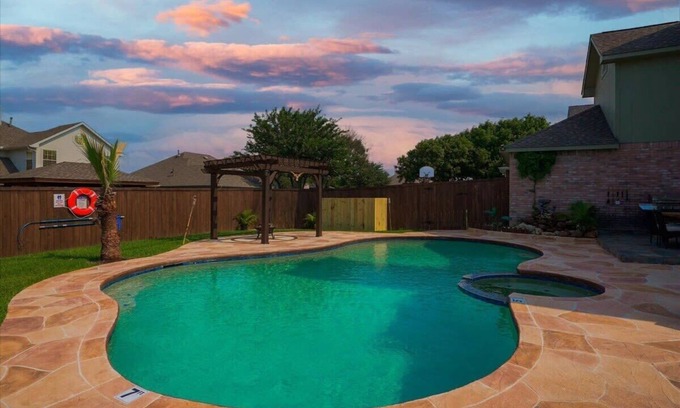 Rowlett Maison | Amazing Modern Spacious Home with Pool