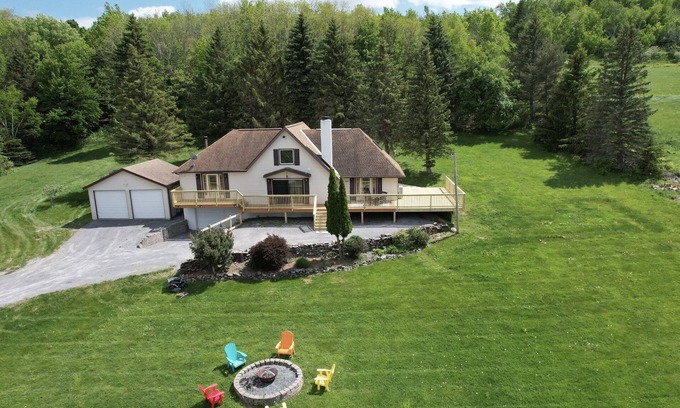 Durham Maison | Amazing Mountain View’s Close to Windham wrap around porch w/ Hot tub 4 BDR 2 BR
