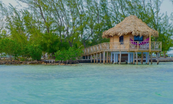 Thatch Caye Station Balnéaire | Amazing Ocean Views Bungalow w/ Private Patio, A/C, & Walk-In Shower