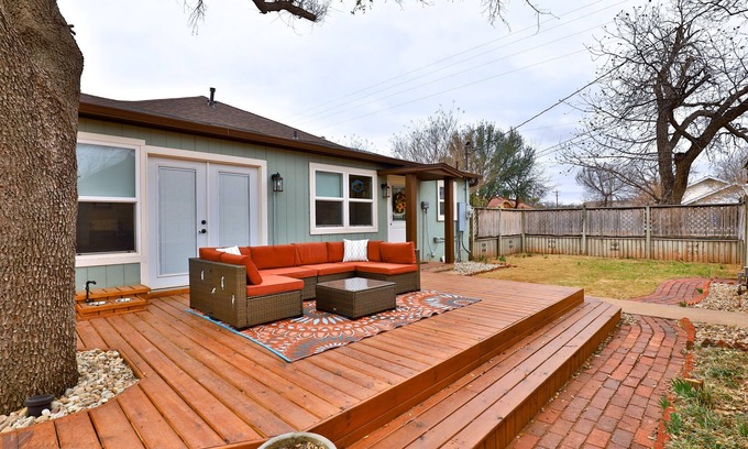 Elmwood Area Maison | Amazing outdoor deck & kitchen, large home, central to all of Abilene!