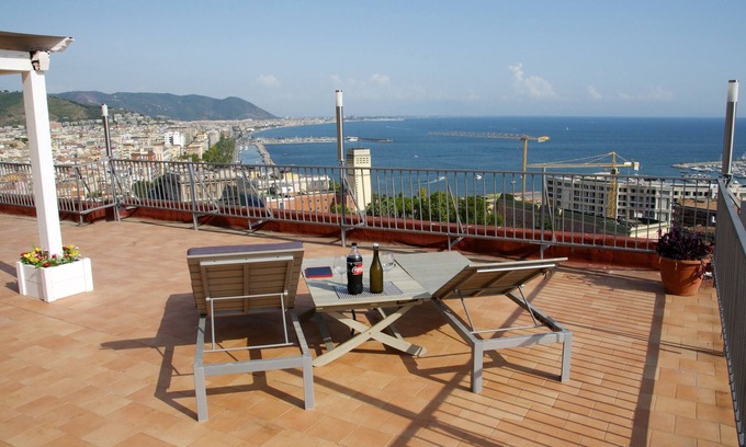 Historical Downtown Salerno Appartement | Incroyable Penthouse à Salerne - Côte Amalfitaine. Quelques pas vers les plages et la vie nocturne