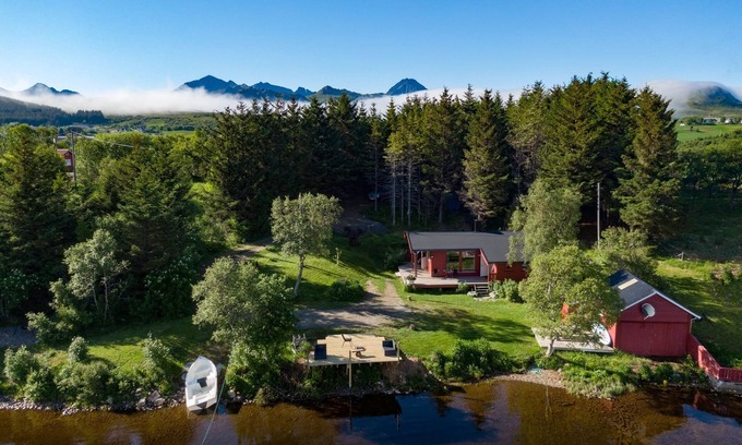 Vestvagøy Cabine | Amazing place with boat, kayak, SUP and mountain view. Wifi and free parking.
