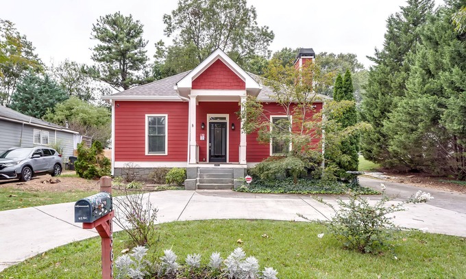 Eagan Park Maison | Amazing, remodeled, charming getaway w/ swimming pool, close to fun and dining!