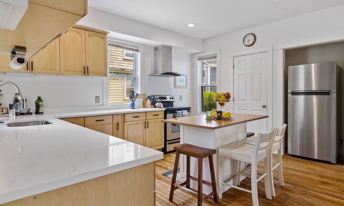 Portsmouth Maison | Amazing remodeled house that sleeps 11! Walk to downtown Portsmouth and park 8+