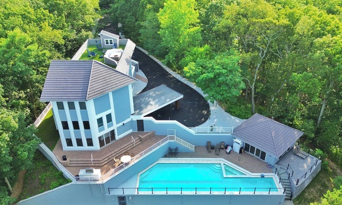 Neptune City Maison | Amazing resort 7-bedroom house with pool. beautiful outdoor patio balcony