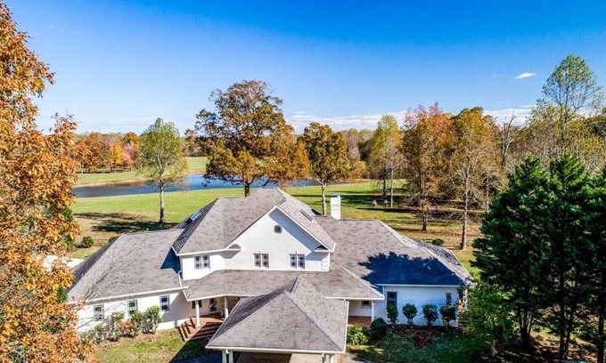 Hurdle Mills Maison | 4100 Sq Ft 6 BR PRIVATE GUEST AREA IN FARM ESTATE