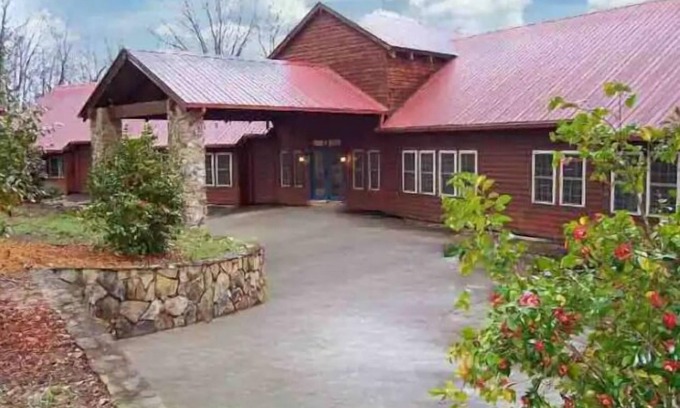 Manchester Maison | Amazing view, 13-bedrooms with fitness room and WiFi in fabulous Manchester, GA